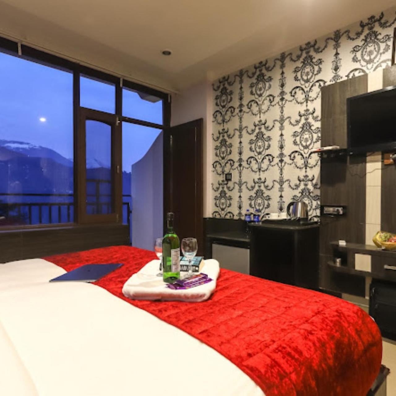 Hotel Holiday Hill, Near Mall Road, Mcleodganj# Parking#Restaurant Dharamszala Kültér fotó