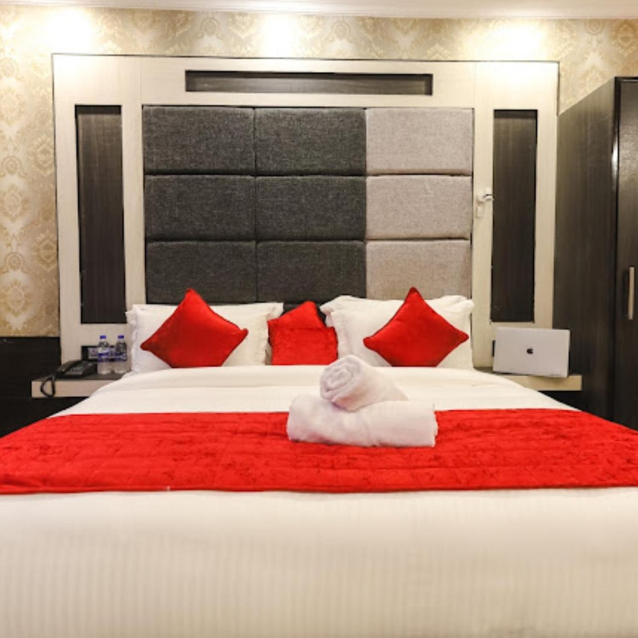 Hotel Holiday Hill, Near Mall Road, Mcleodganj# Parking#Restaurant Dharamszala Kültér fotó